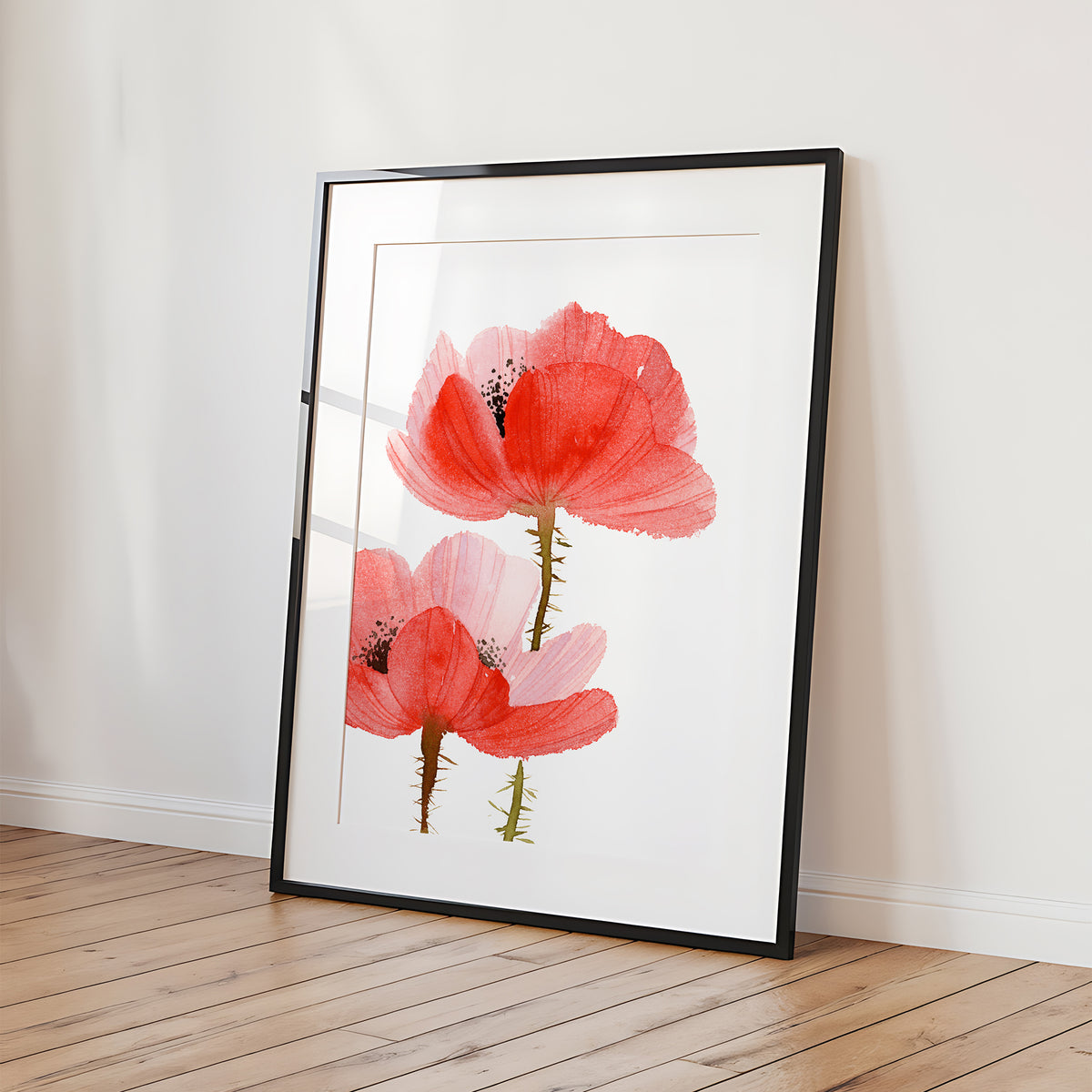 Gerahmter Fine-Art-Print mit roten Mohnblumen, an eine helle Wand gelehnt

