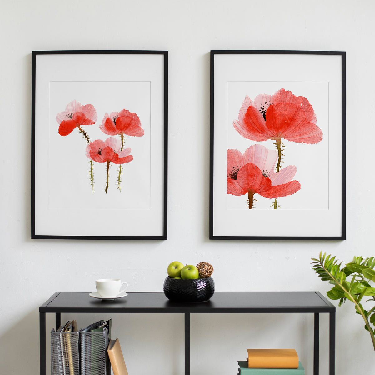 Zwei gerahmte Fine-Art-Prints mit unterschiedlichen roten Mohnblumenmotiven nebeneinander
